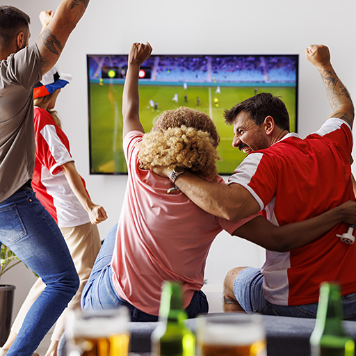 Fußball-Fans jubeln vor dem Fernseher