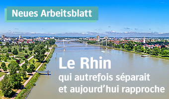 Auf dem Foto sind der Rhein sowie das linke und rechte Flussufer sichtbar. Den Hintergrund bildet ein blauer Himmel.