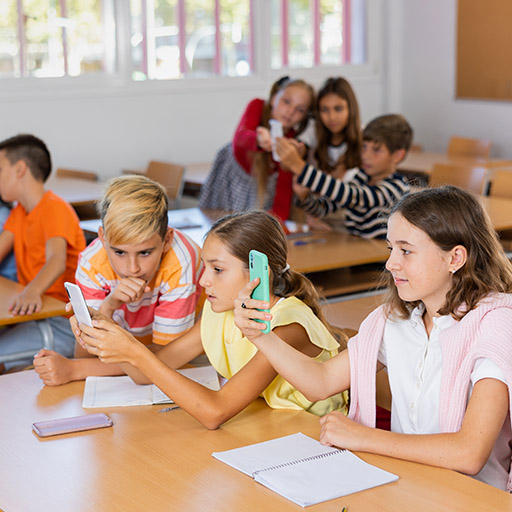 Schüler mit Smartphone im Unterricht